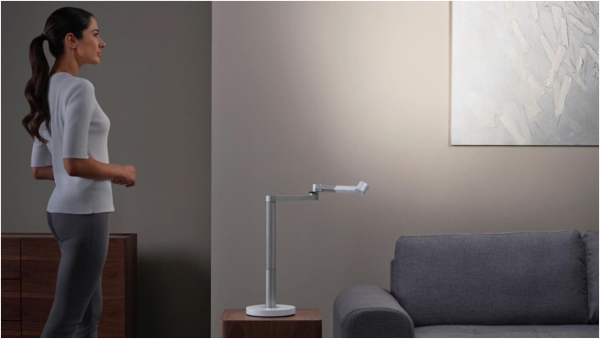 Woman working under the Dyson Lightcycle Morph light in Feature position