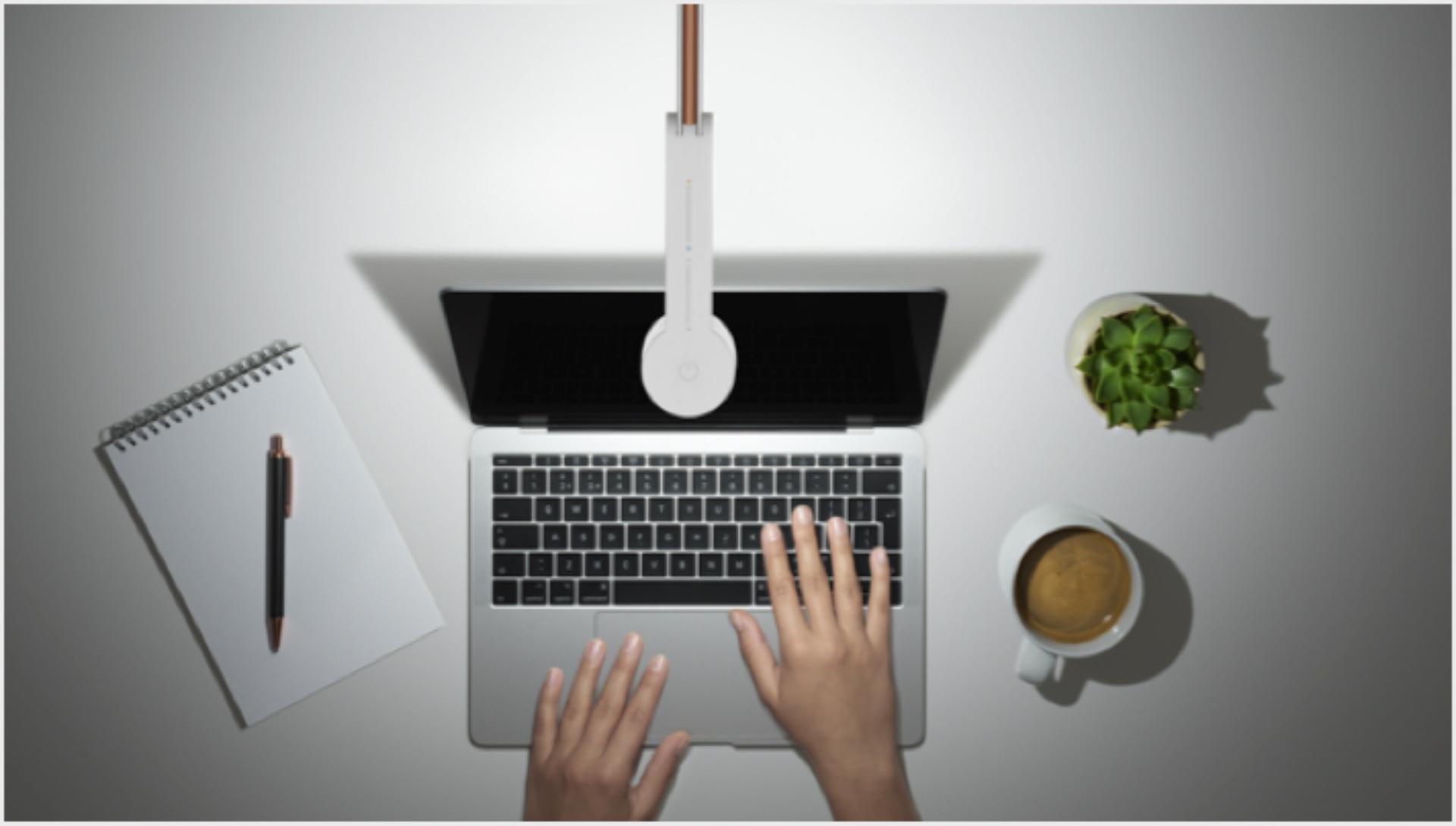 다이슨 라이트사이클 태스크 조명 아래에서 학습 중인 사람