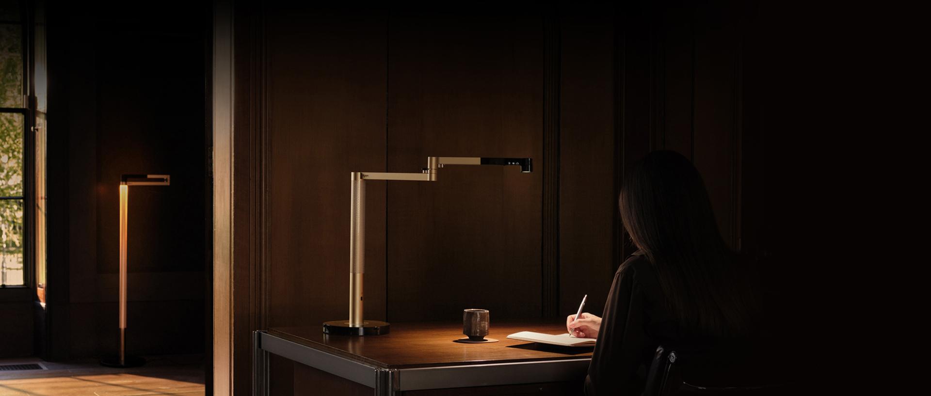 Osoba pracuje przy biurku z oświetleniem Dyson Solarcycle