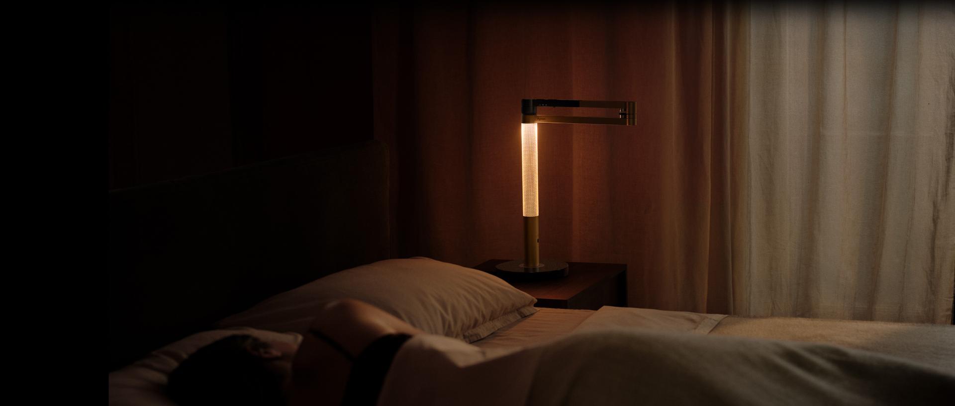 Lampa Dyson Solarcycle Morph stojąca na stoliku nocnym