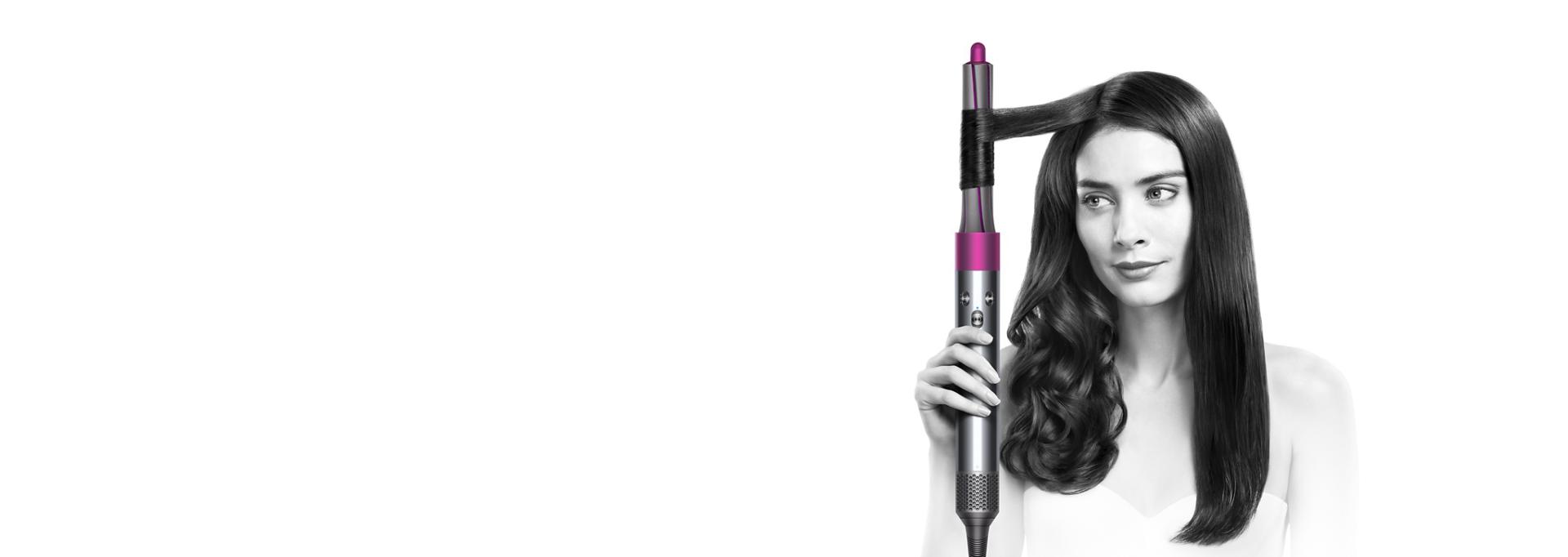 Model folosind aparatul de coafare Dyson Airwrap™
