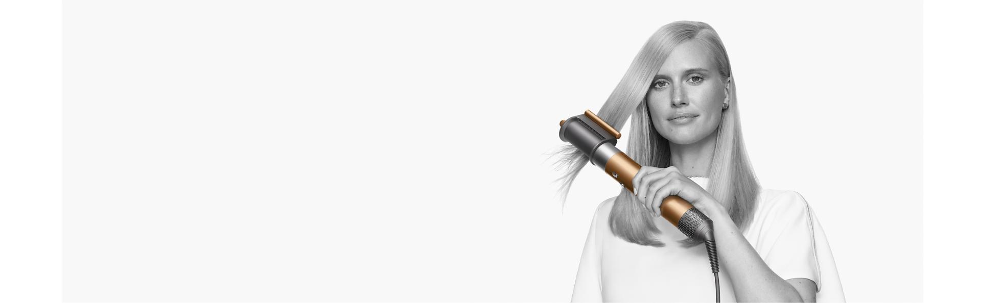 Modele, kura lieto daudzfunkcionālo Dyson Airwrap matu veidotāju