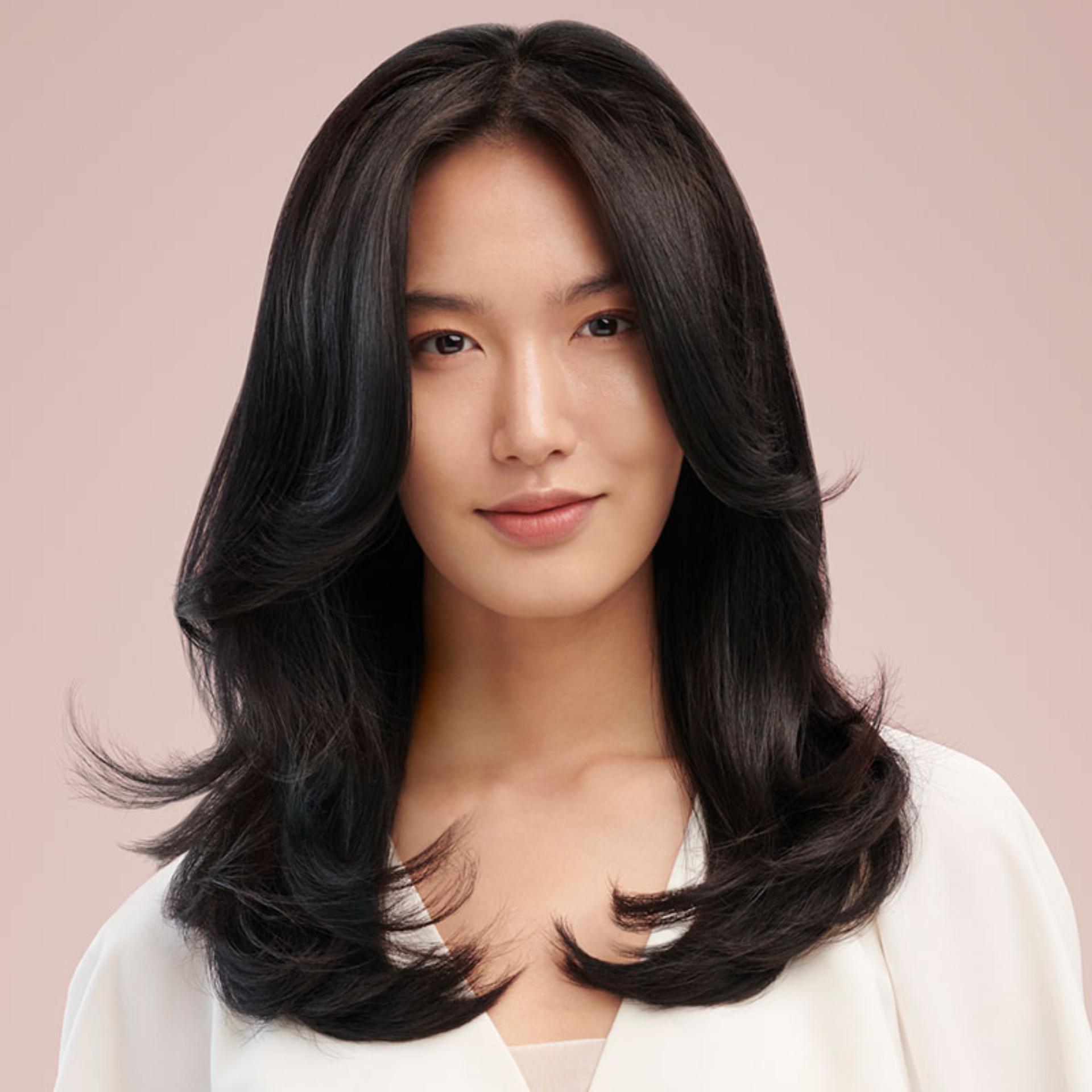 Model with smooth c-curls using the Dyson Airwrap multi-styler
