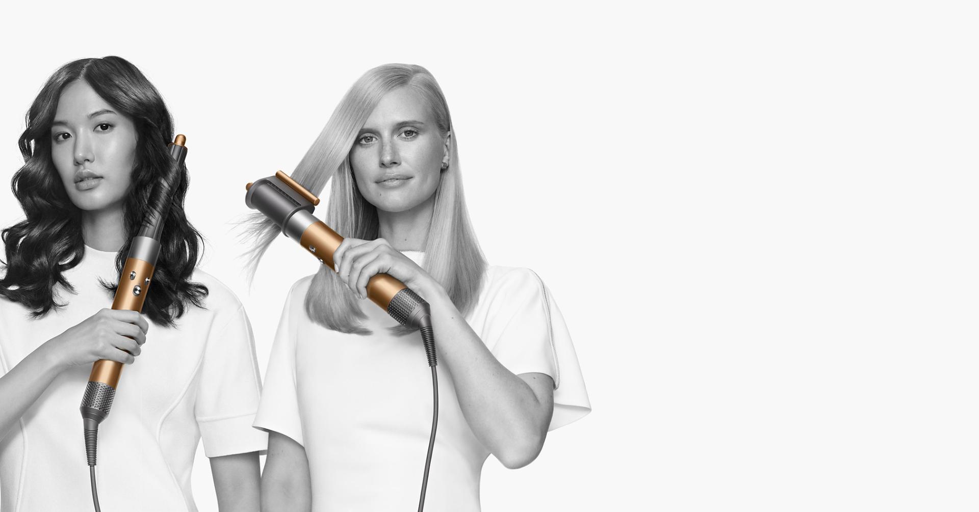 عارِضة تَستخدم جهاز Dyson Airwrap لتجعيد شعرها