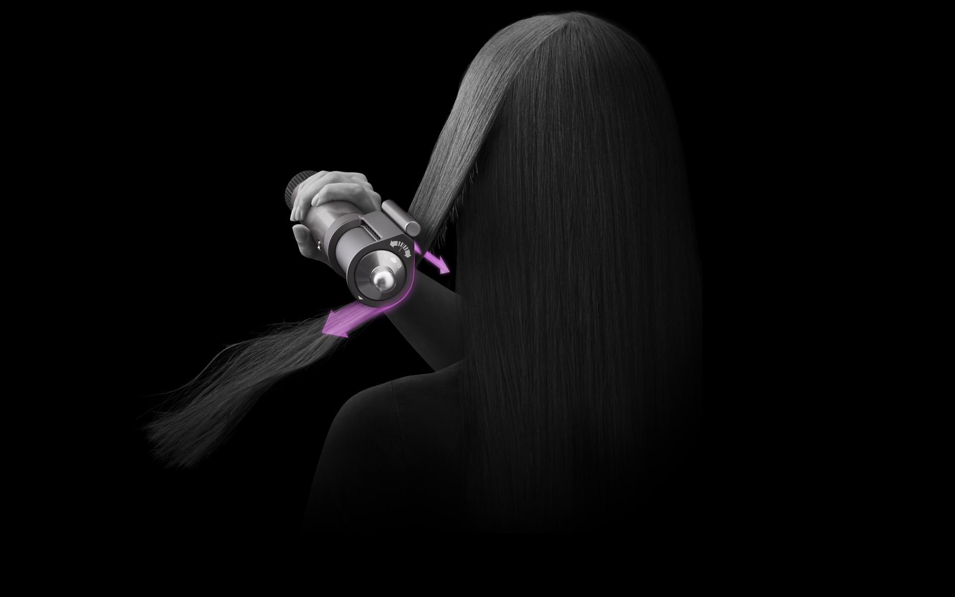 דוגמנית משתמשת באביזר ייבוש השיער קואנדה במצב החלקה