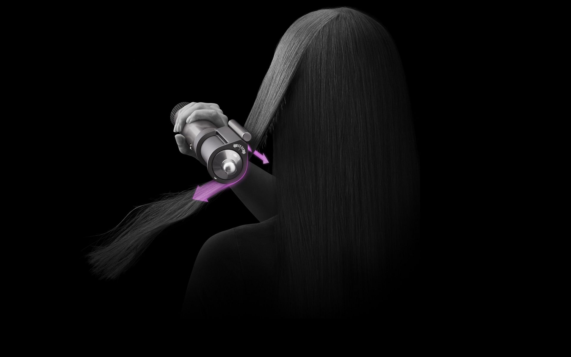 דוגמנית משתמשת באביזר ייבוש השיער קואנדה במצב החלקה