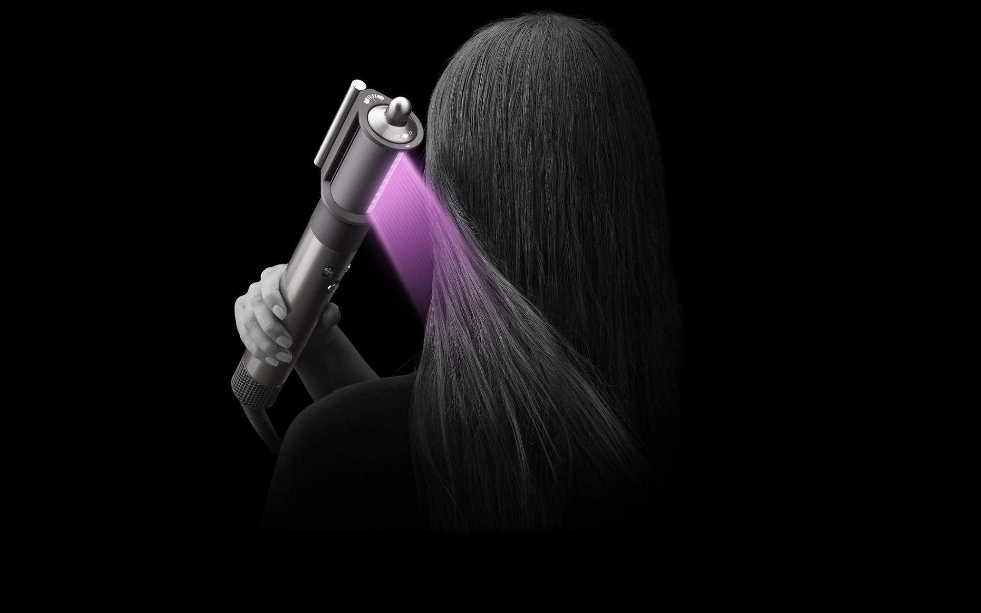 Model using Coanda smoothing dryer attachment in Drying mode