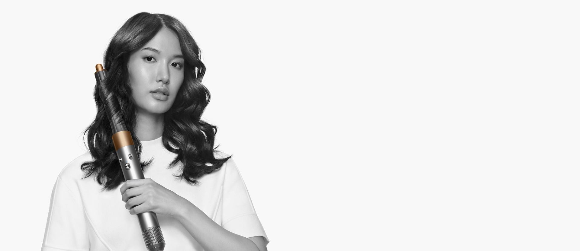 عارِضة تَستخدم جهاز Dyson Airwrap