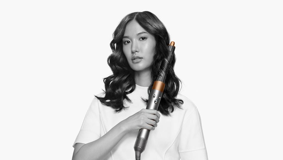 Dyson Airwrap™ Complete Long Lite أثناء الاستخدام