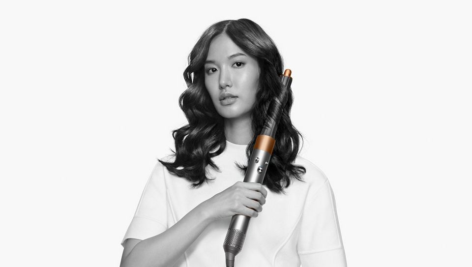 Dyson Airwrap™ Complete Long Lite أثناء الاستخدام