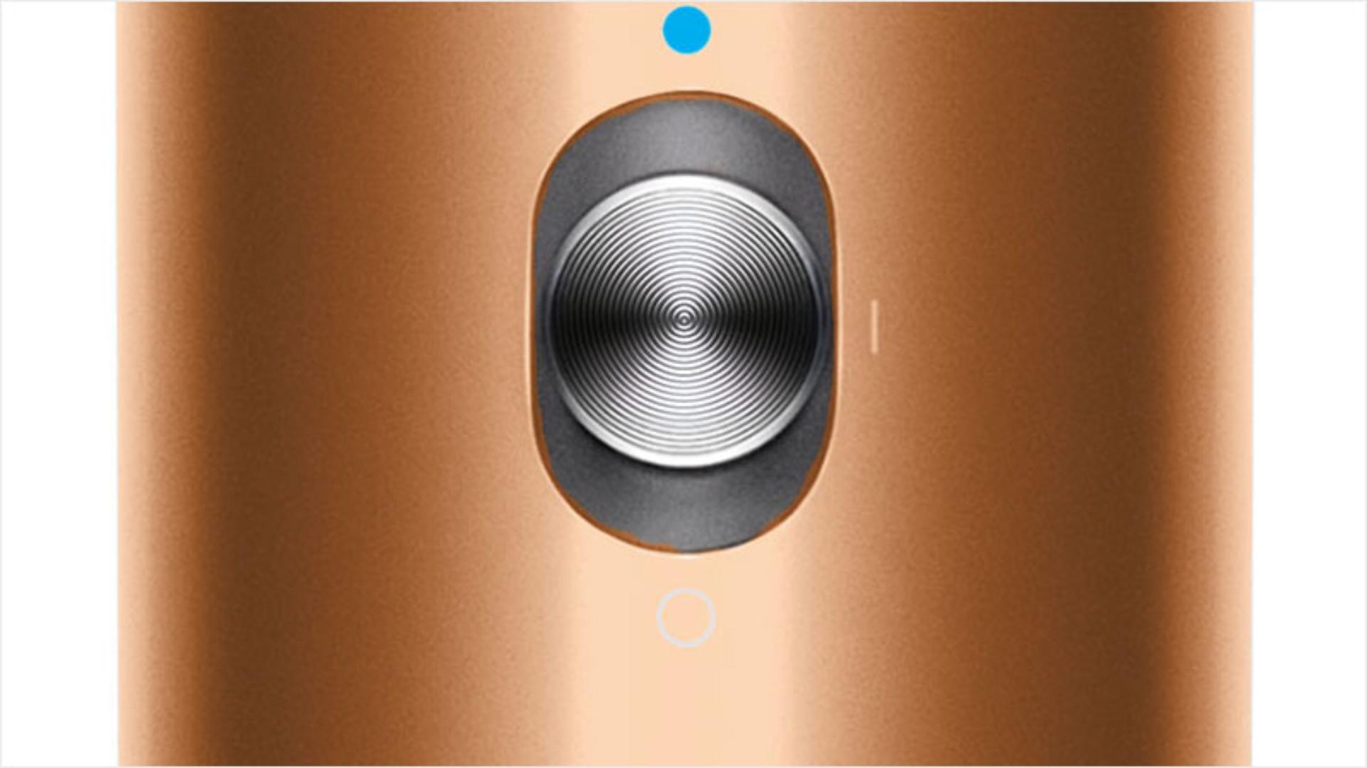 Крупный план кнопки холодного выстрела на Dyson Airwrap