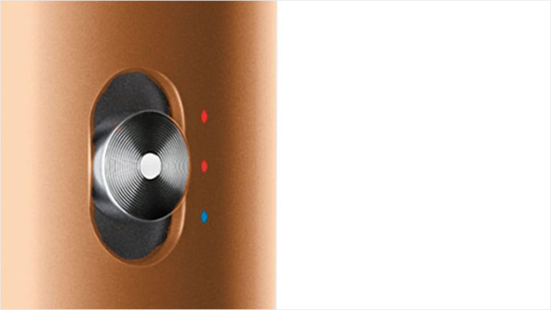 Крупный план кнопки управления нагревом на Dyson Airwrap