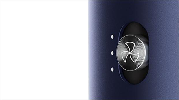 صورة مُقرَّبة لزر تدفق الهواء بجهاز Dyson Airwrap