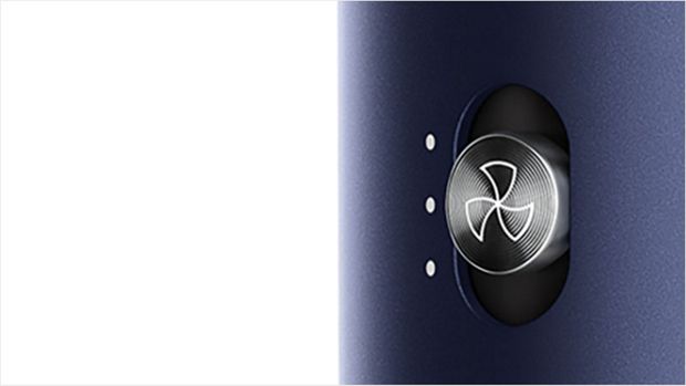 صورة مُقرَّبة لزر تدفق الهواء بجهاز Dyson Airwrap 