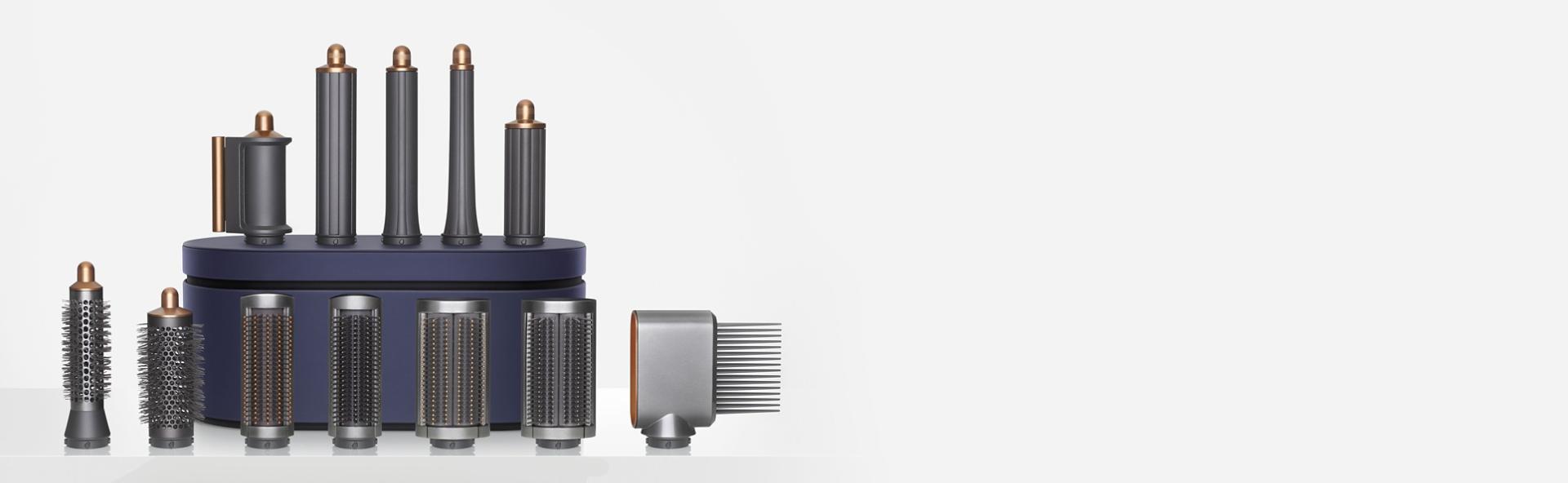 Todos los accesorios actualizados del multiestilizador Dyson Airwrap expuestos alrededor del estuche.