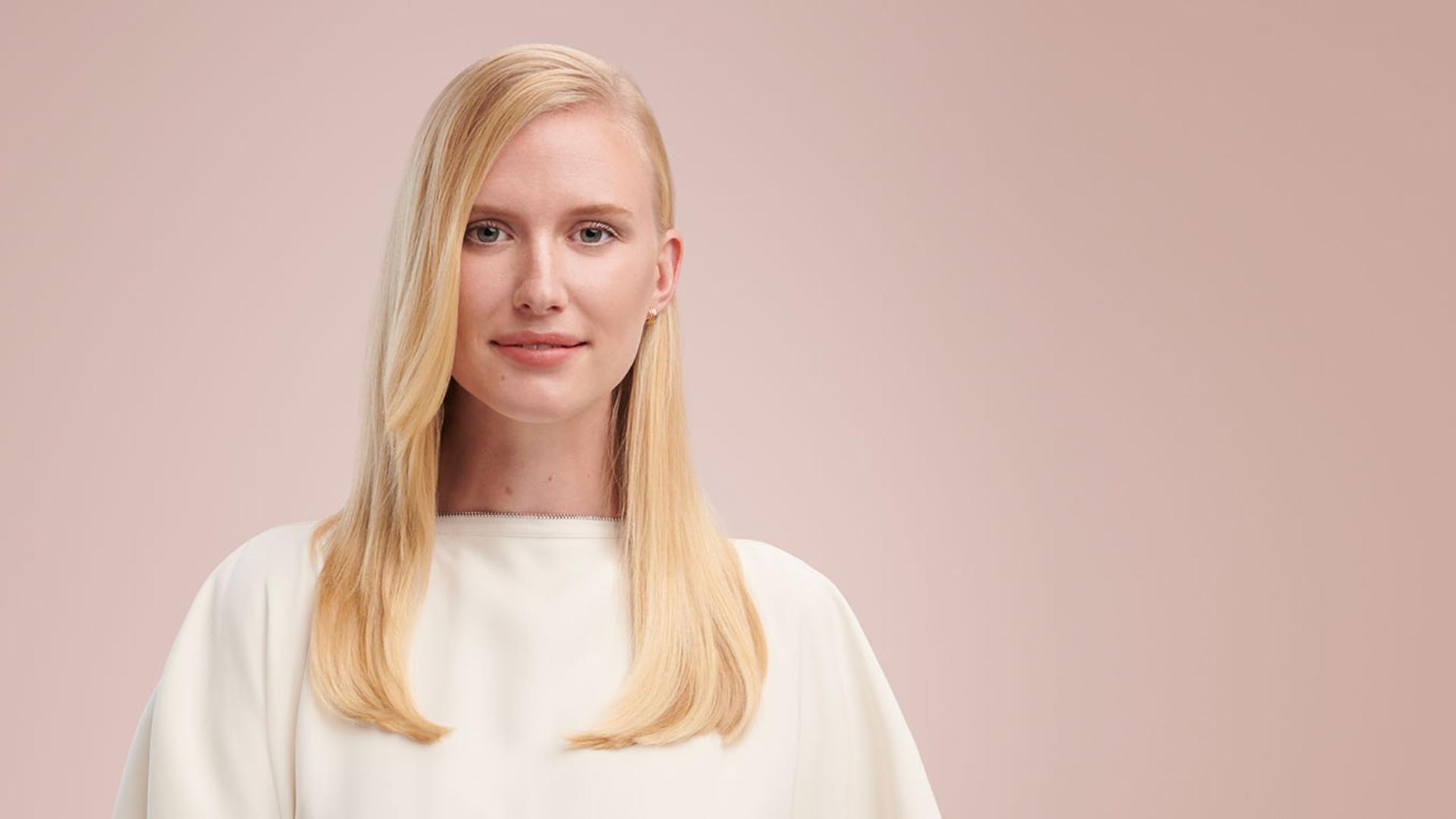 Pürüzsüz yandan ayrılmış saça sahip model