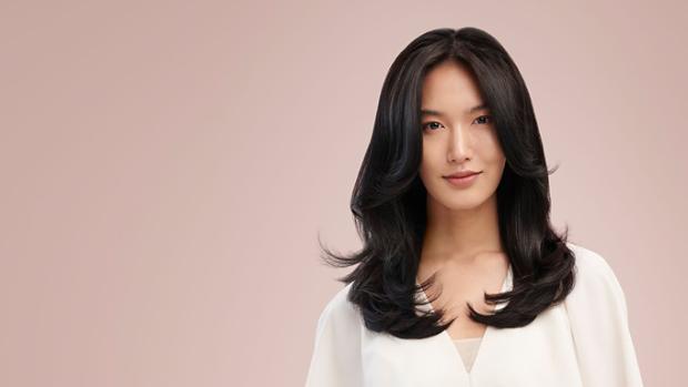 풍성한 볼륨 스타일을 한 모델