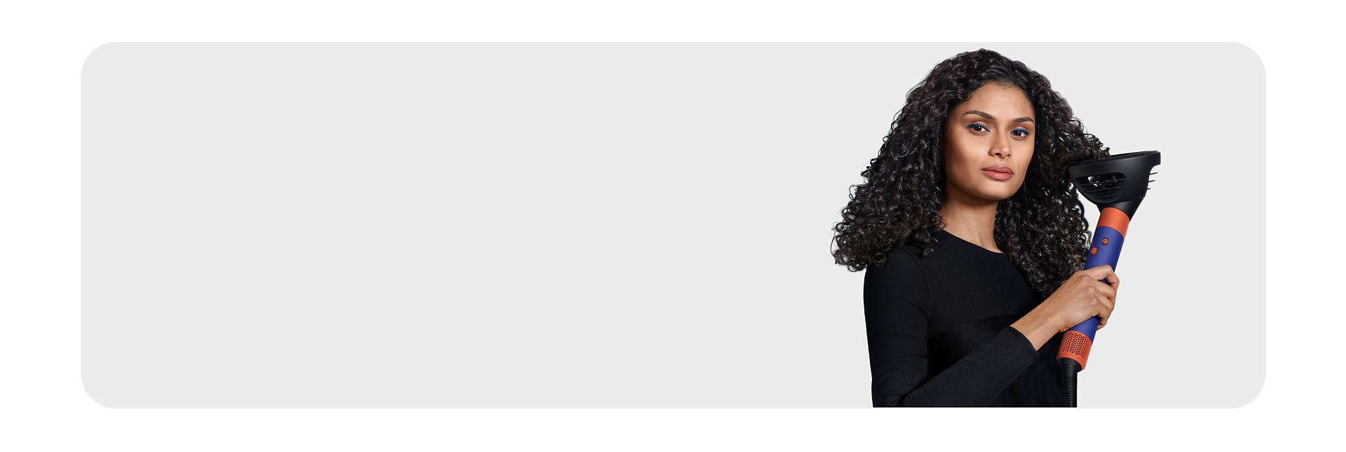 Model koji upotrebljava Airwrap i.d. s difuzorom za valove i kovrče.