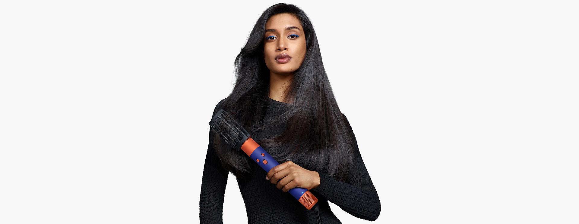 Modelka používá k úpravě vlasů Dyson Airwrap i.d.