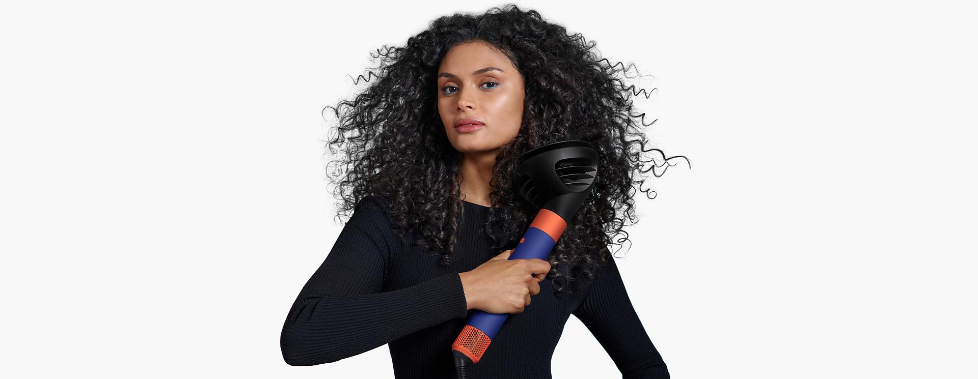 Modelka používá k úpravě vlasů Dyson Airwrap i.d.