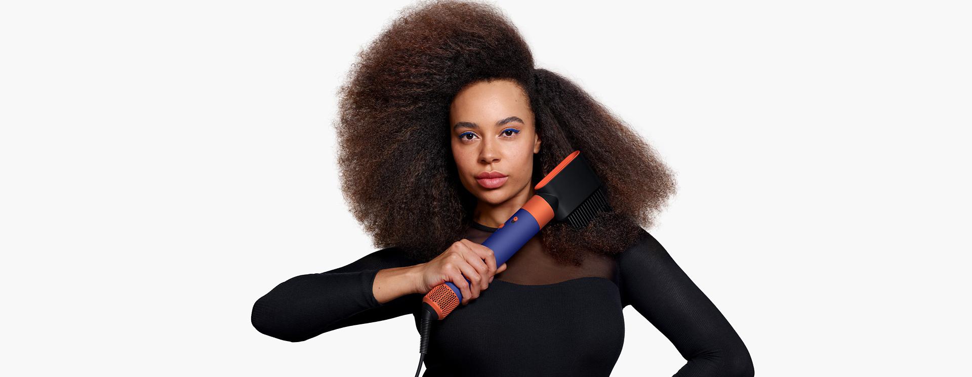 Modelka používá k úpravě vlasů Dyson Airwrap i.d.