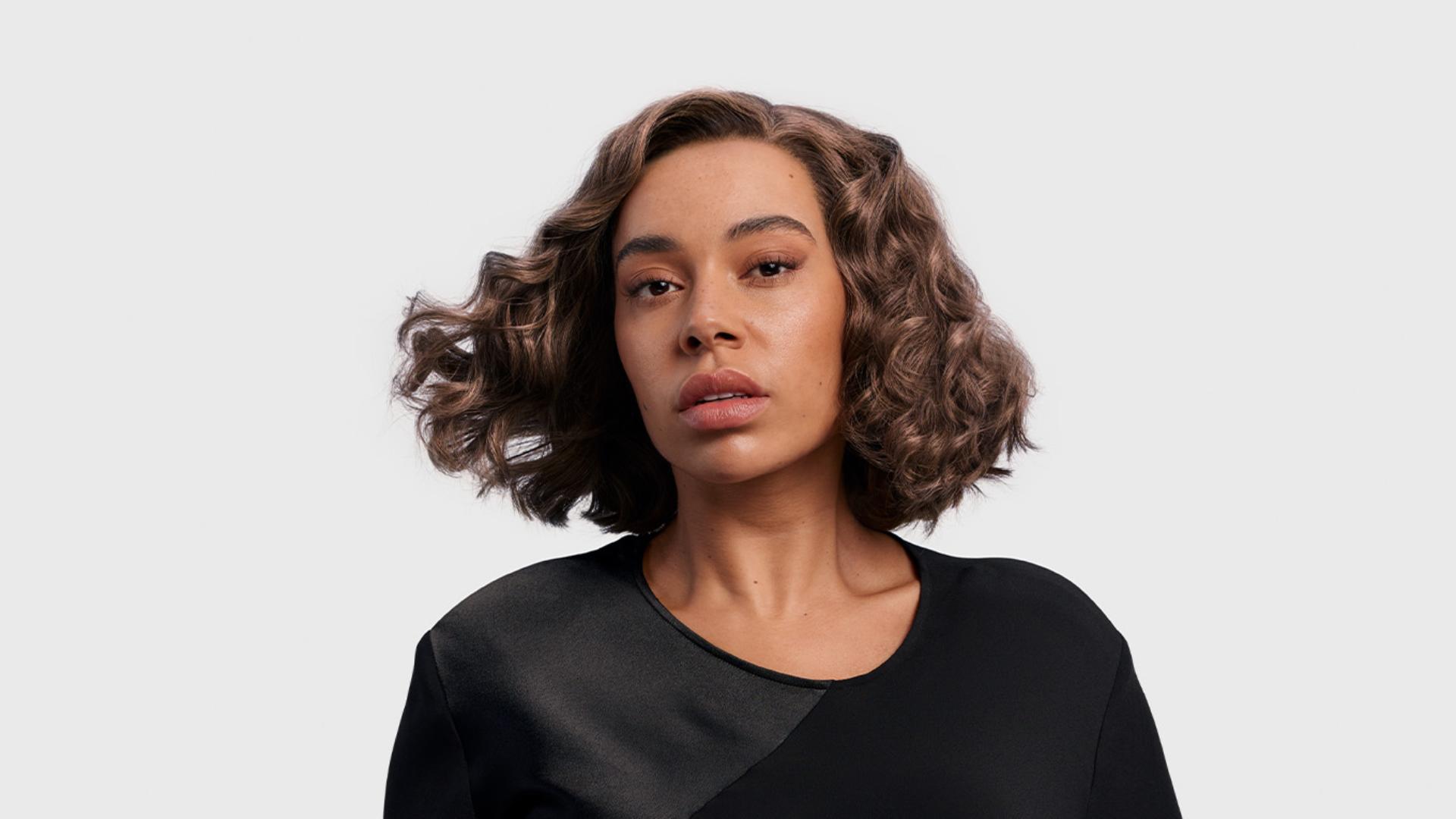 Model with defined curls.