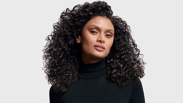 Modell lokkis juustega.