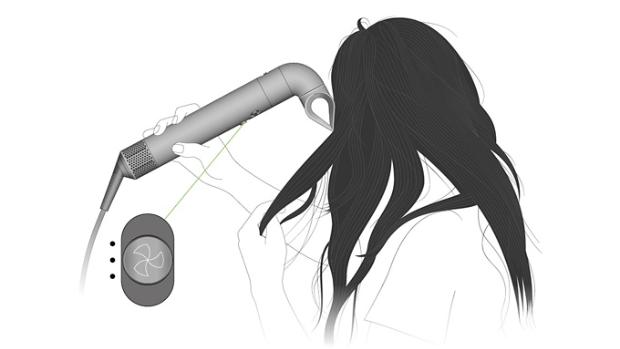 Modelka stylizująca włosy za pomocą multistylera Dyson Airwrap z koncentratorem do stylizacji. Elementy sterujące na urządzeniu są podświetlone.