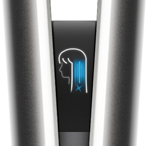 Gros plan de l'écran LCD du Dyson Airstrait affichant les paramètres sélectionnés.