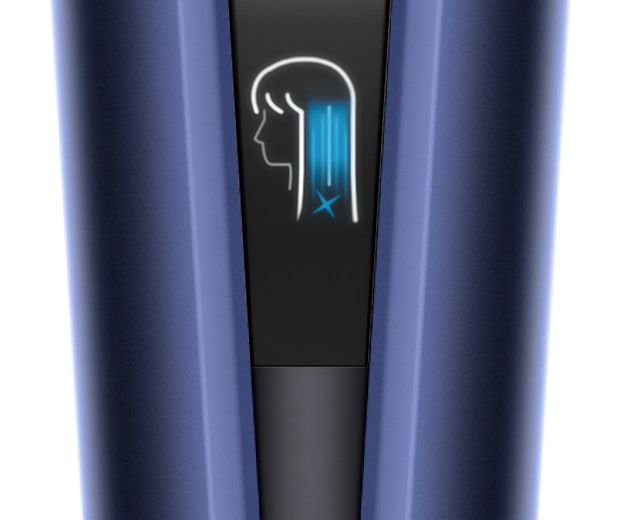 Seçilen ayarları gösteren Dyson Airstrait'in LCD ekranının yakından görünümü.