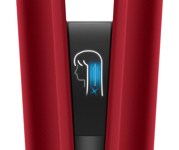 תקריב של מסך ה-LCD של Dyson Airstrait המציג את ההגדרות שנבחרו.