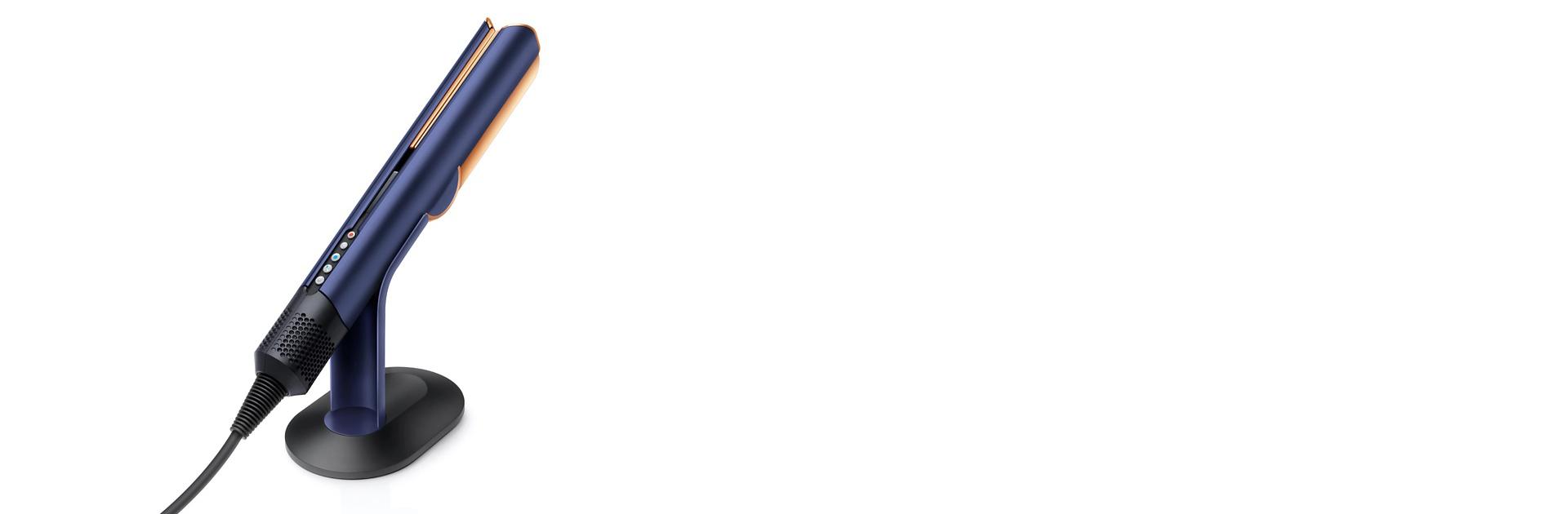 เครื่องหนีบผม Dyson Airstrait™ ที่อยู่บนแท่นวาง
