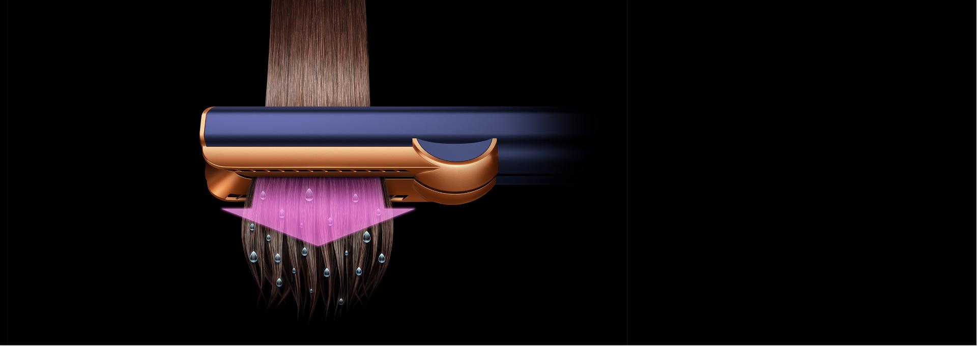 لقطة تعرض جهاز تمليس الشعر Dyson Airstrait بينما يتم تمريره على خصلة شعر مع تصوير لقطرات الماء في إشارة إلى تجفيف الشعر.