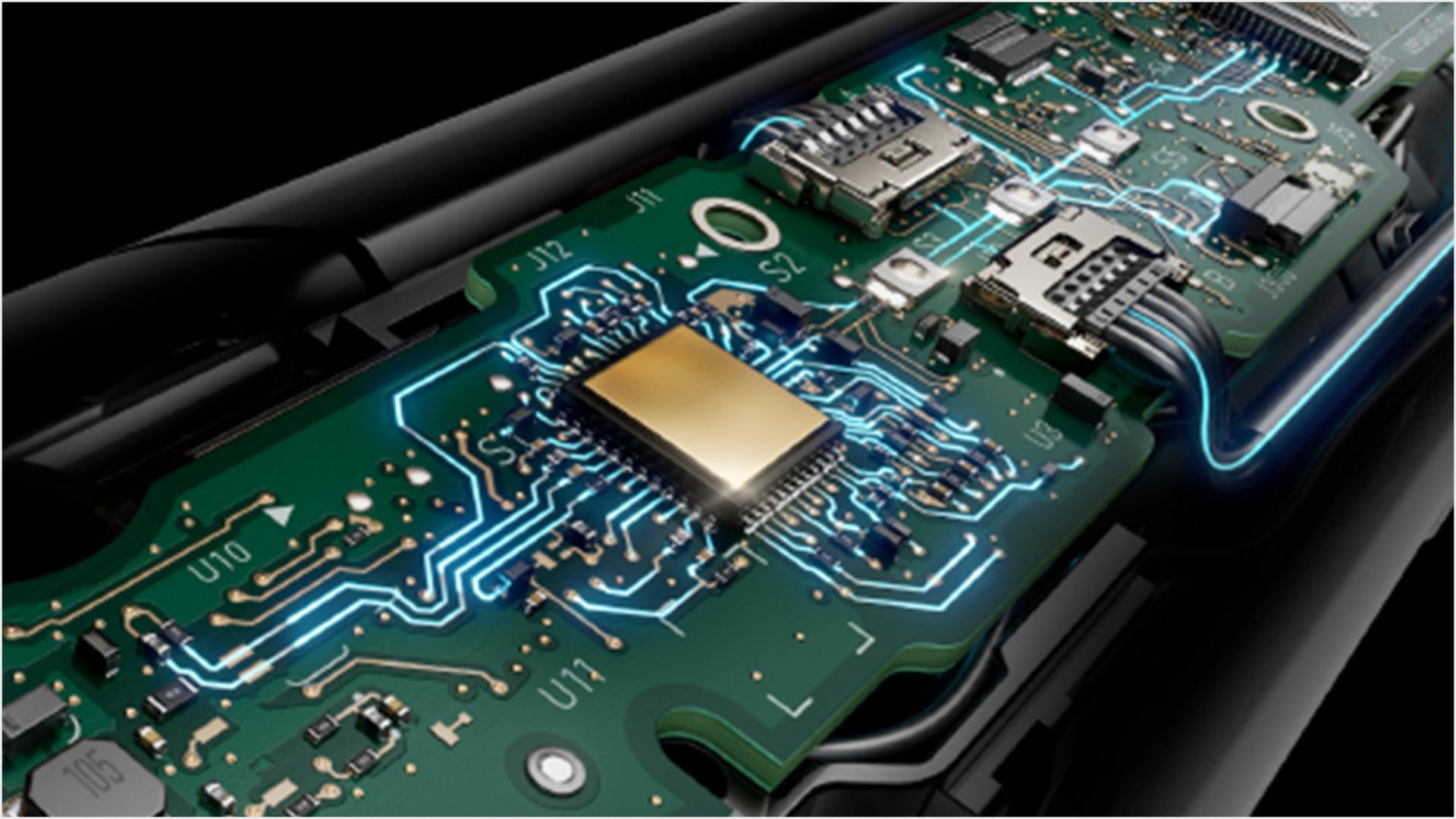 תצוגת חיתוך מפורטת של החלק הפנימי של מחליק השיער Dyson Airstrait, המציגה את מערכת החימום.