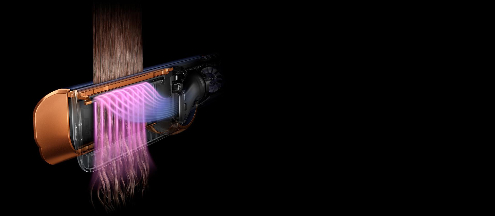 مشهد جانبي لجهاز تمليس الشعر Dyson Airstrait بينما يتم تمريره فوق خصلة شعر، مع صورة لتدفق هواء متجه لأسفل باللون الوردي الفاتح.