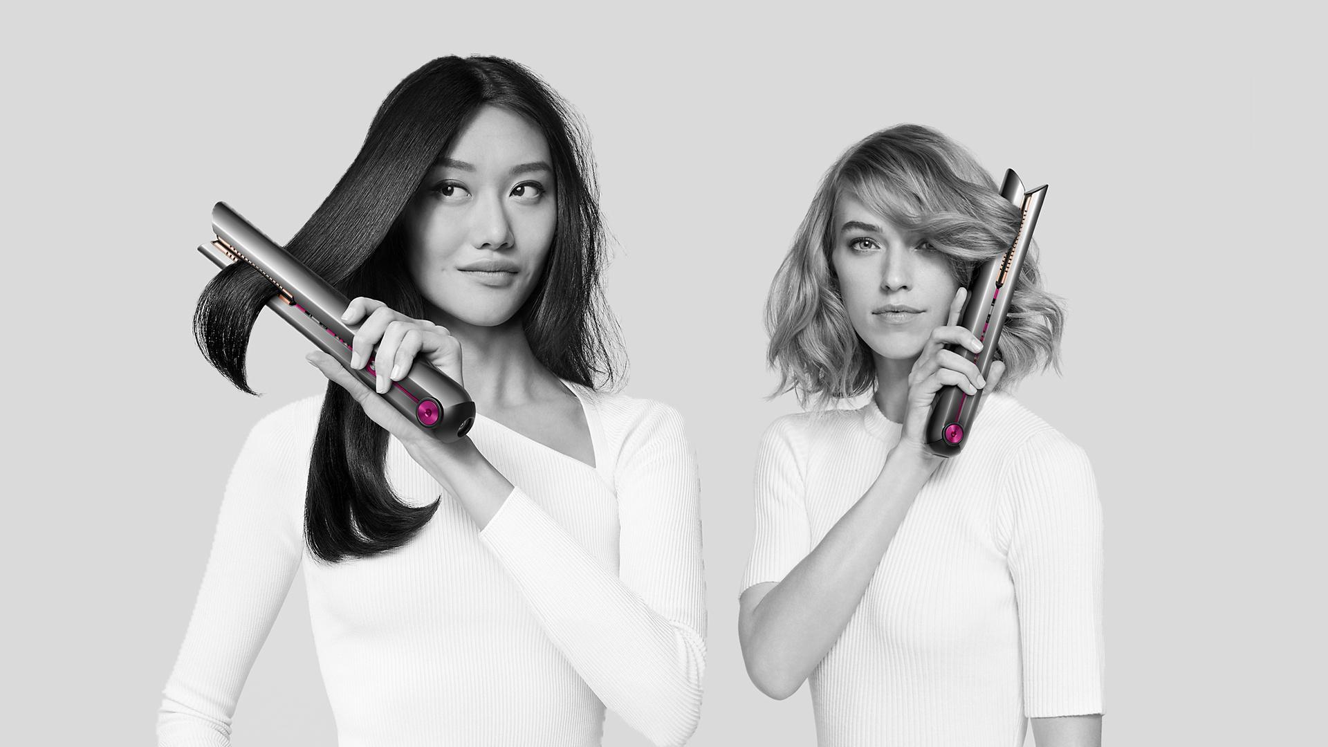 다이슨 코랄 헤어 스트레이트너를 사용하는 모델