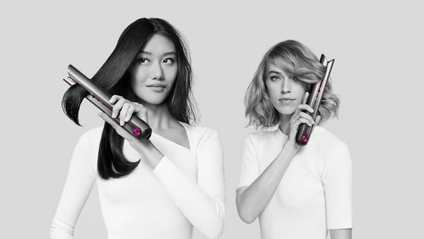 다이슨 코랄 헤어 스트레이트너를 사용하는 모델