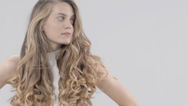 Moteris su garbanų bangomis