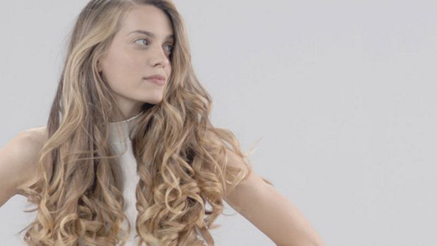 Moteris su garbanų bangomis