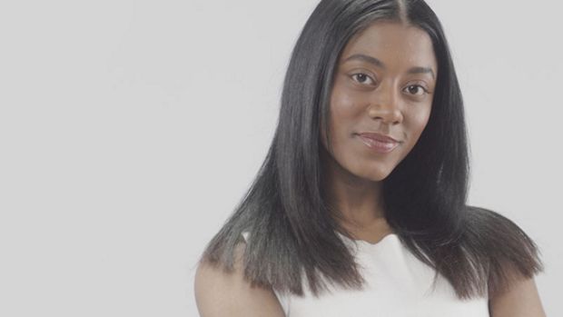 Moteris tamsiais, tiesiais, lygiais plaukais.