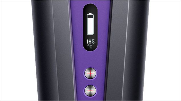 Nahaufnahme der OLED-Anzeige auf dem Dyson Corrale Glätteisen