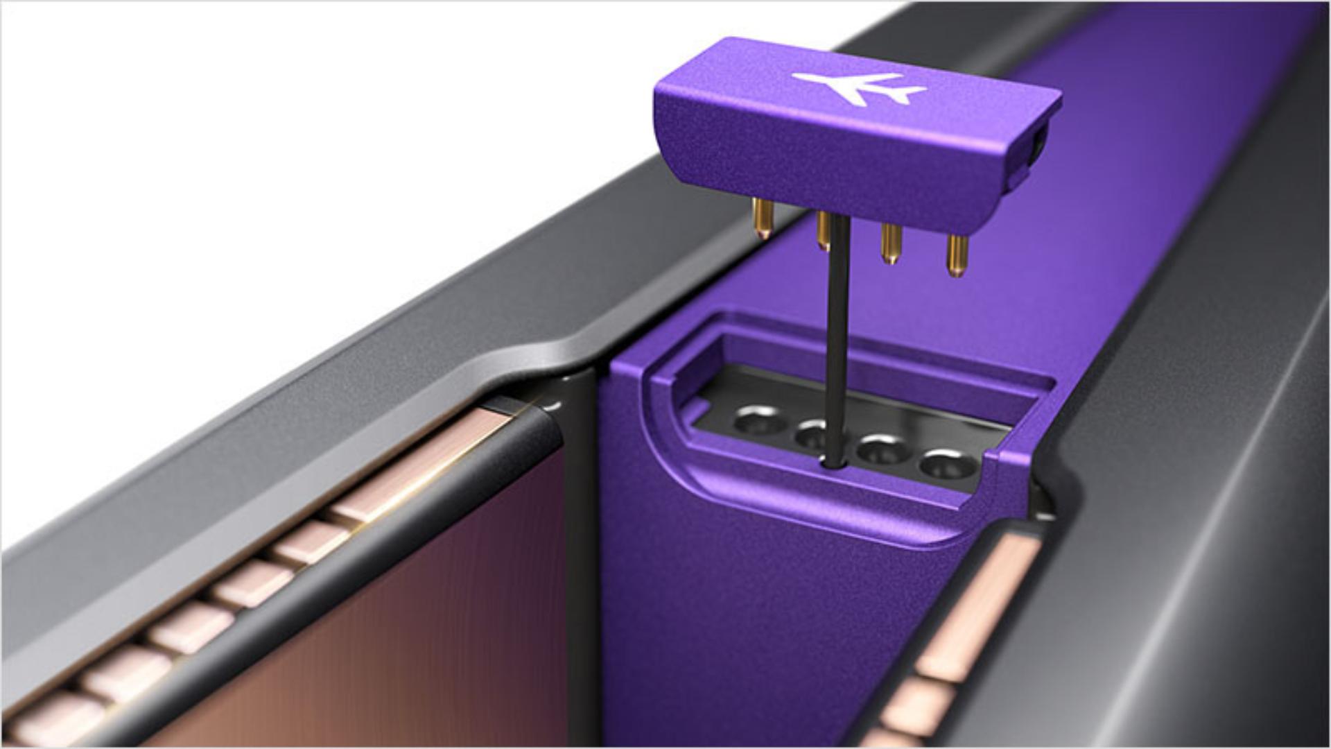 صورة مُقرَّبة من مقبس الشحن وشاشة عرض شحن البطارية في جهاز تمليس الشعر Dyson Corrale