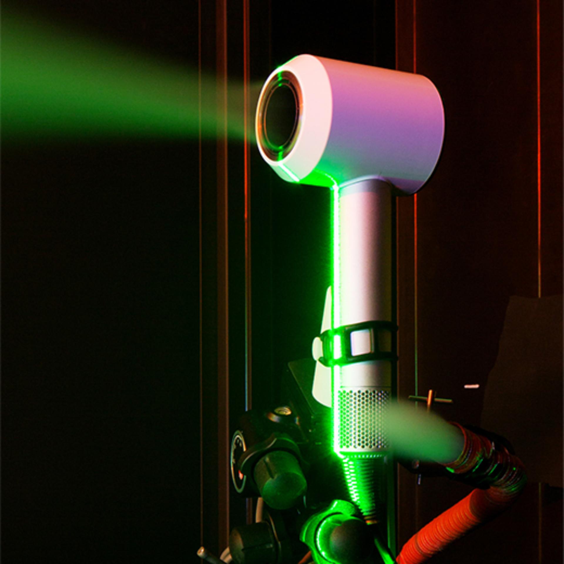 Dyson Supersonic風筒於紫外線燈下進行測試。