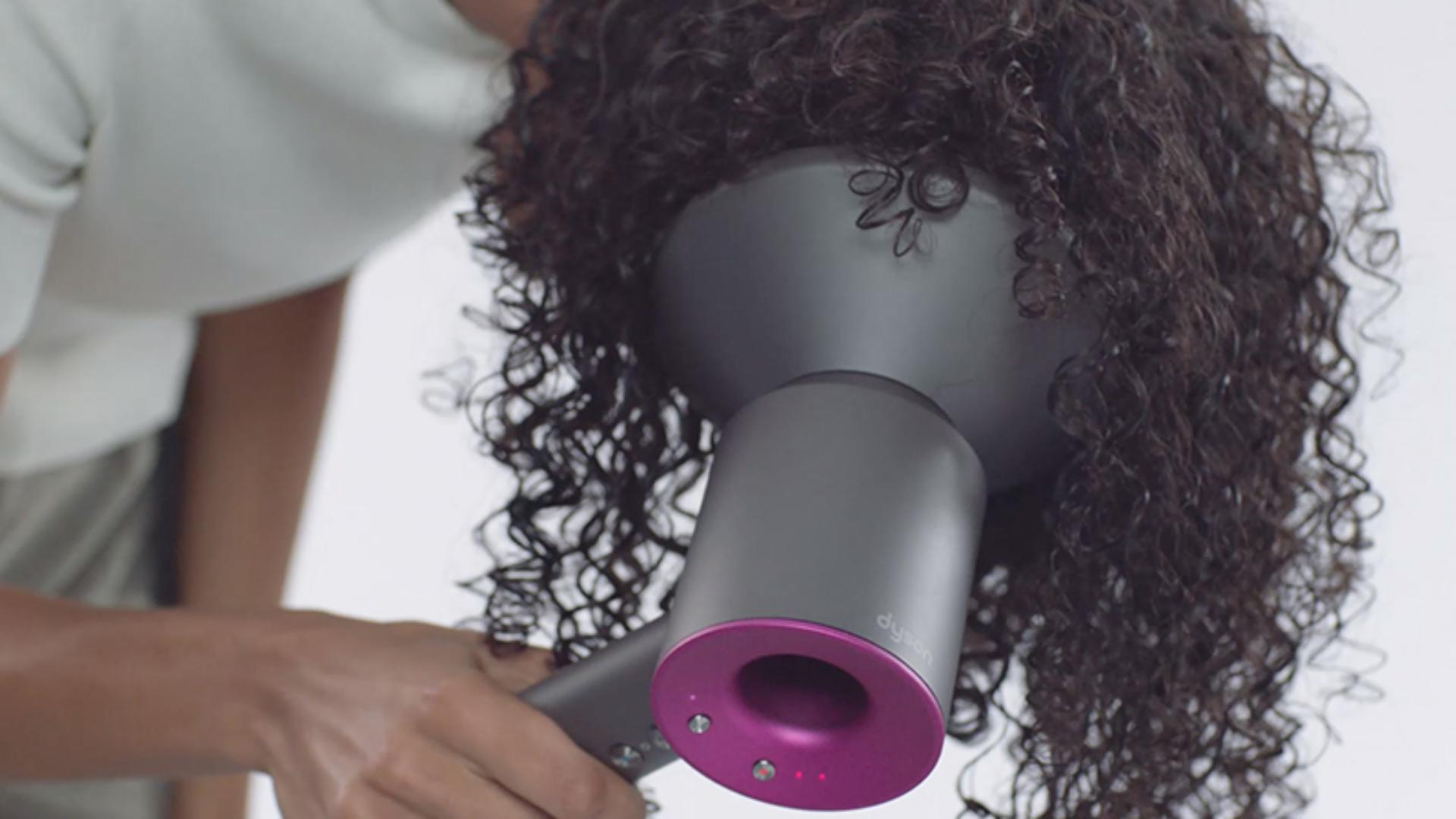 فيديو يوضح كيفية استخدام ناشر الهواء لمجفف الشعر Dyson Supersonic™‎ 