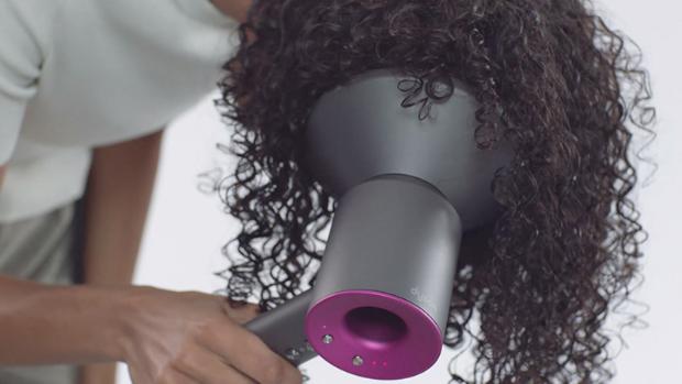 Video about how to use the Dyson Supersonic™ hair dryer Diffuser