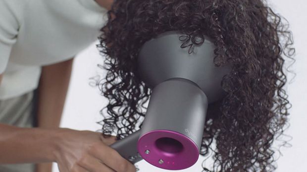 Video about how to use the Dyson Supersonic™ hair dryer Diffuser 
