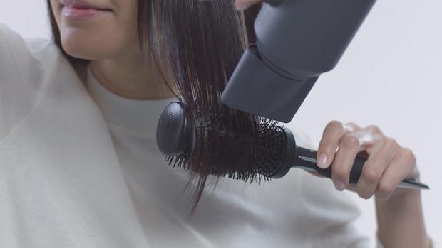 Video about how to use the Dyson Supersonic™ hair dryer Smoothing nozzle