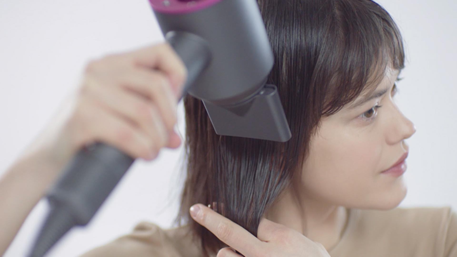 فيديو يوضح كيفية استخدام مكثِّف التصفيف لمجفف الشعر Dyson Supersonic™‎