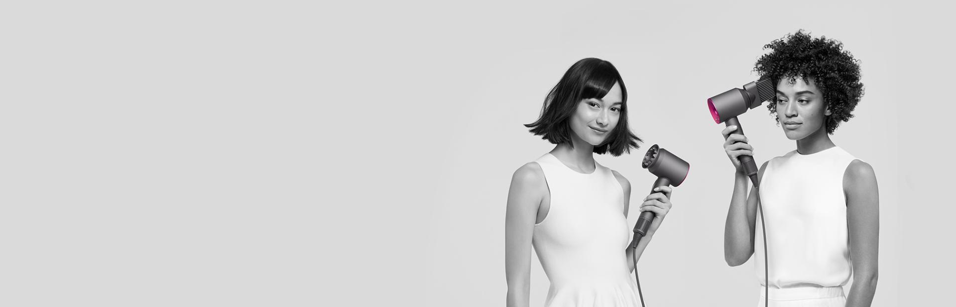 Tres mujeres secándose el cabello con la Dyson Supersonic