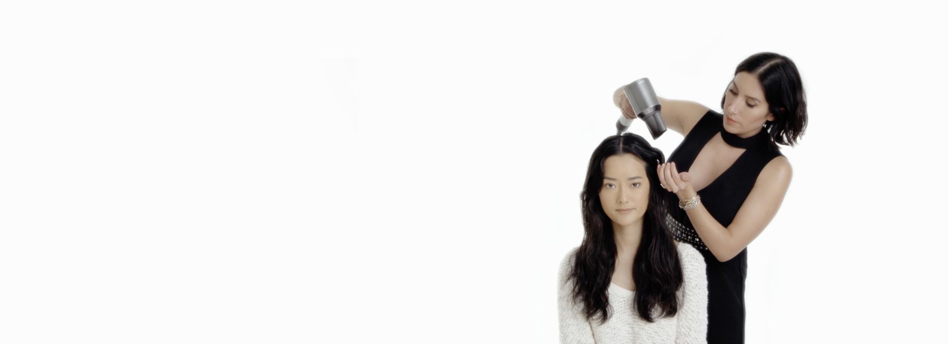 다이슨 슈퍼소닉 프로페셔널로 모델의 헤어를 스타일링 중인 젠 아킨(Jen Atkin)
